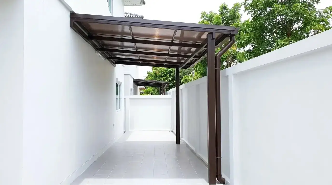 หลังคาโพลีคาร์บอเนตสีชาโครงเหล็กข้างบ้าน